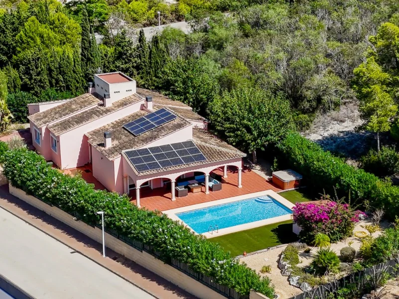 Villa de cuatro dormitorios en una sola planta con piscina en Jávea