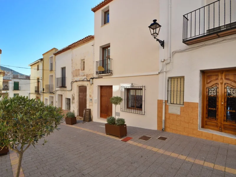 Casa adosada renovada en Benitachell con vistas al mar