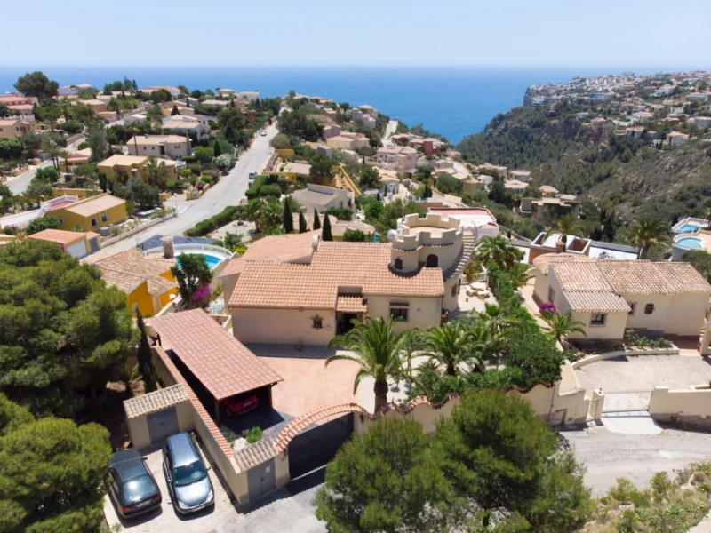 Villa de cinco dormitorios con vistas al mar en Benitachell