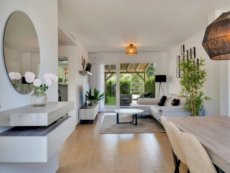 Moderna casa adosada de cuatro dormitorios con jardín privado en Jávea