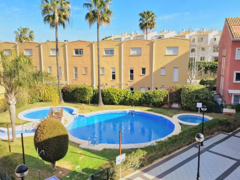 Ático dúplex con piscina comunitaria y gran solárium