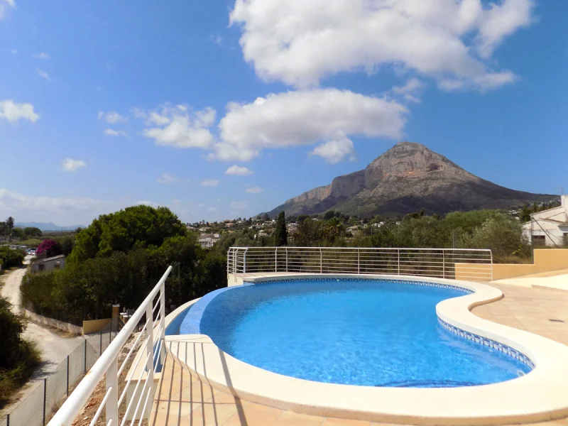 Elegante villa de cuatro dormitorios en Jávea con piscina infinita