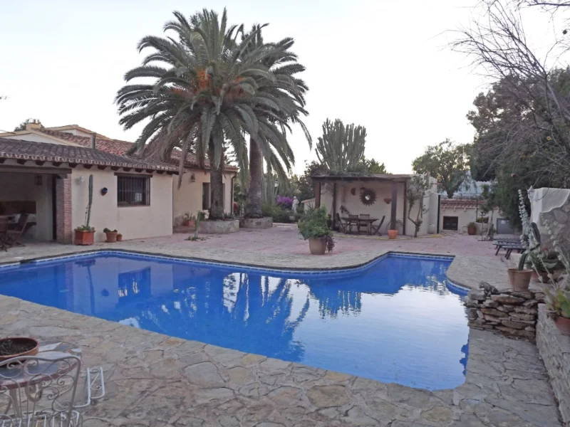 Villa en Benissa cerca de Cala Baladrar con gran parcela y piscina