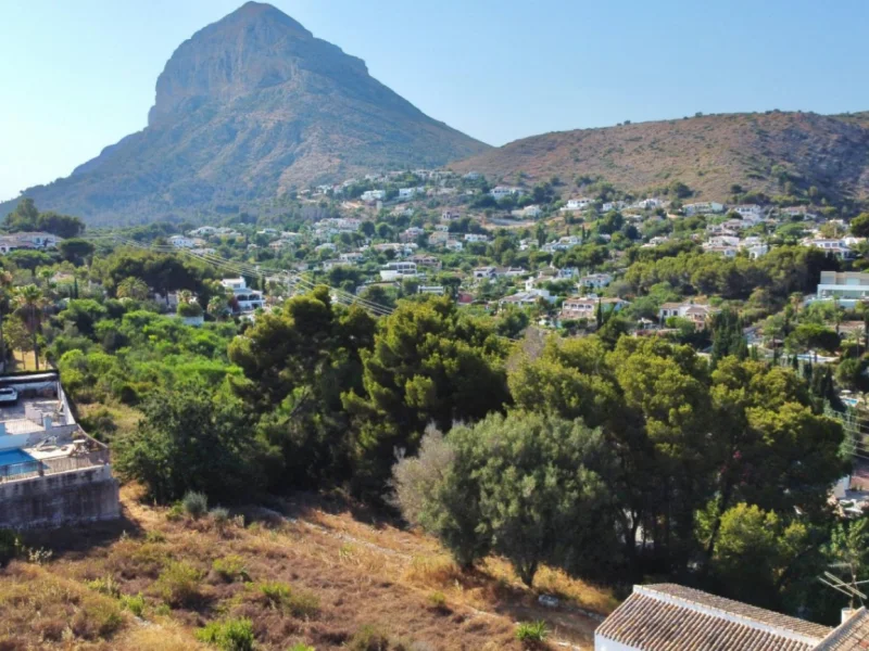 Gran parcela urbana en Jávea con vistas al Montgó y al mar