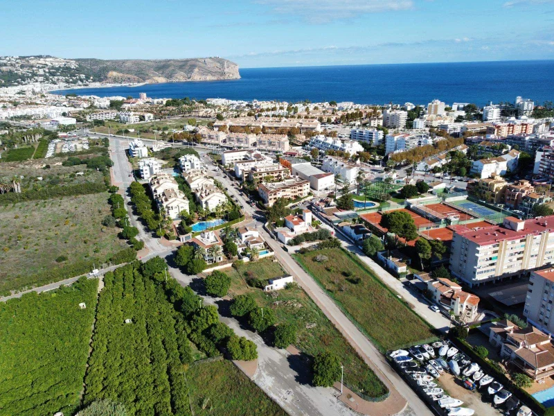Terreno urbano estratégico en Jávea para 24 apartamentos cerca del Arenal