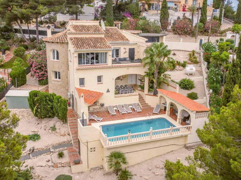Villa de cinco dormitorios con piscina en Granadella - Ambolo, Jávea