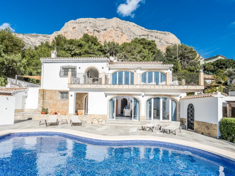 Villa renovada de cuatro dormitorios en Montgó, Jávea con vistas panorámicas
