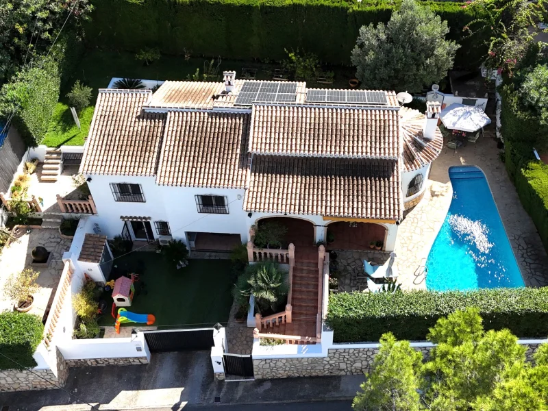 Villa con vistas al mar y placas solares en Toscal, Jávea