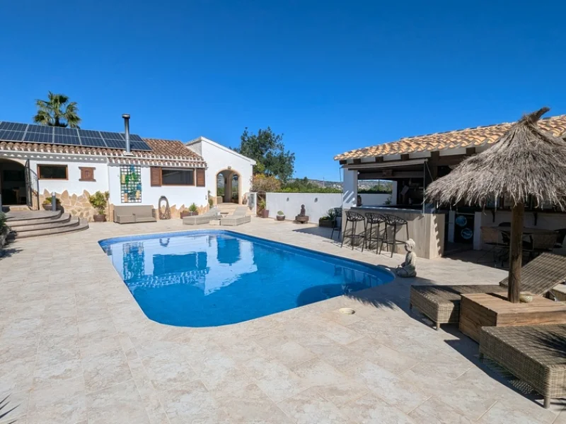 Villa con casa de invitados y piscinas privadas en Jávea