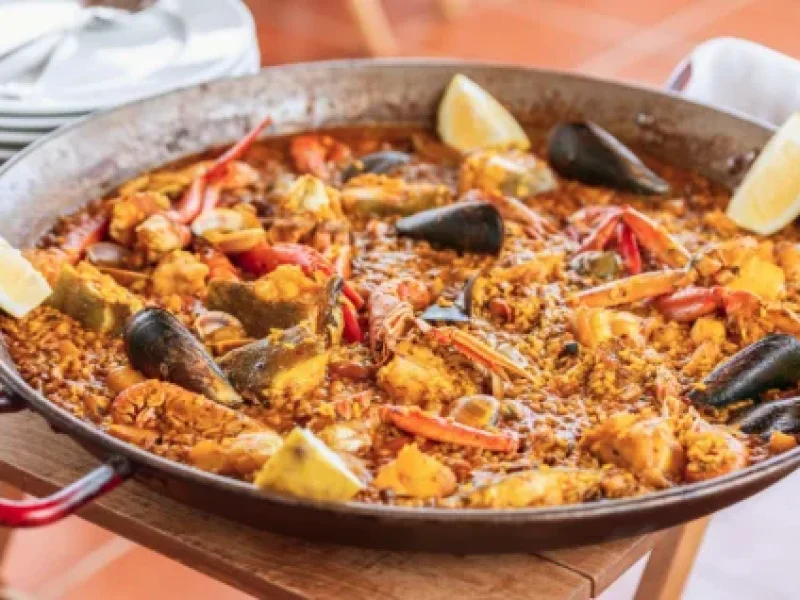 Paella de marisco tradicional en la terraza