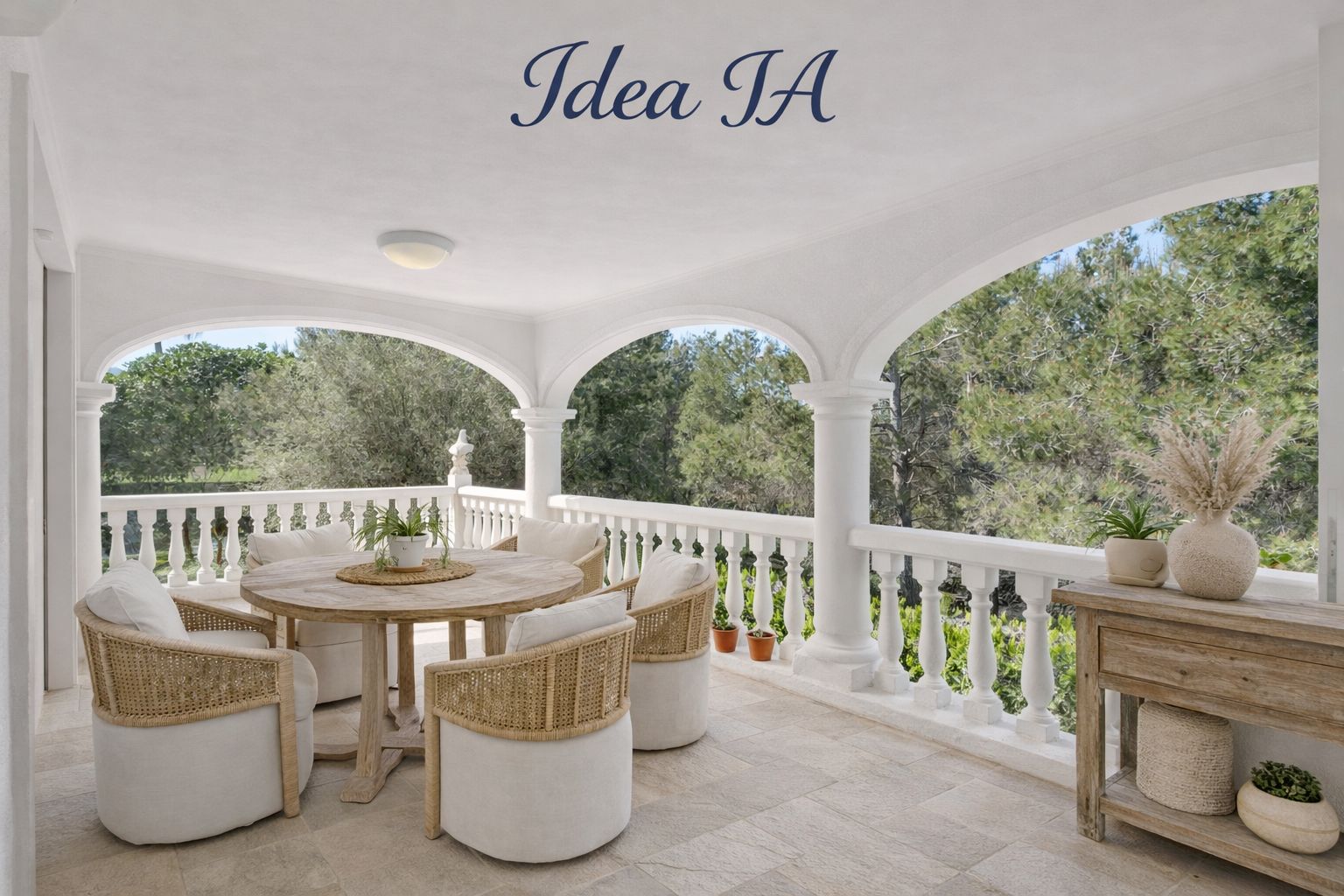 Terraza cubierta con arcos clásicos y balaustrada blanca, amueblada con mesa de madera y vistas despejadas a la vegetación mediterránea circundante.
