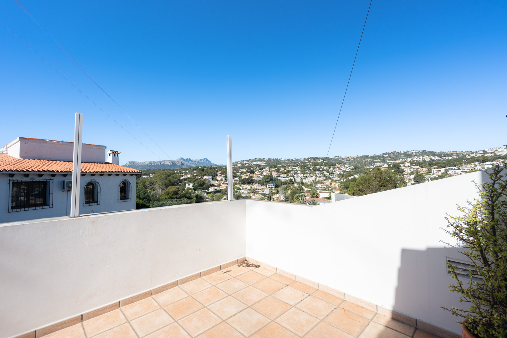 Terraza con suelo de gres cerámico y vistas despejadas a la Sierra de Bernia y al entorno residencial de Moraira-Benissa.