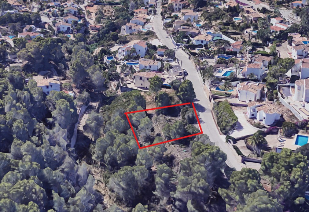 Vista aérea perimetrada en rojo que muestra la ubicación exacta de la parcela de 826 m2, rodeada de frondosa vegetación y villas residenciales en Benissa.