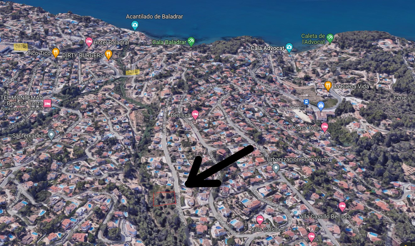 Vista aérea por satélite que muestra la ubicación exacta de la parcela en Benissa Costa, señalada con una flecha y delimitada en rojo cerca de Cala Baladrar.