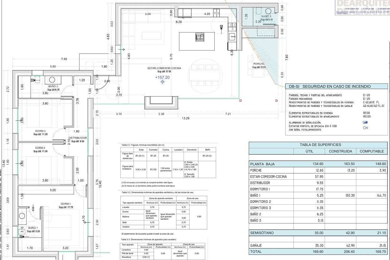 Plano técnico de la planta baja que detalla la distribución de tres dormitorios, tres baños y una amplia zona de estar-comedor-cocina de concepto abierto con medidas.