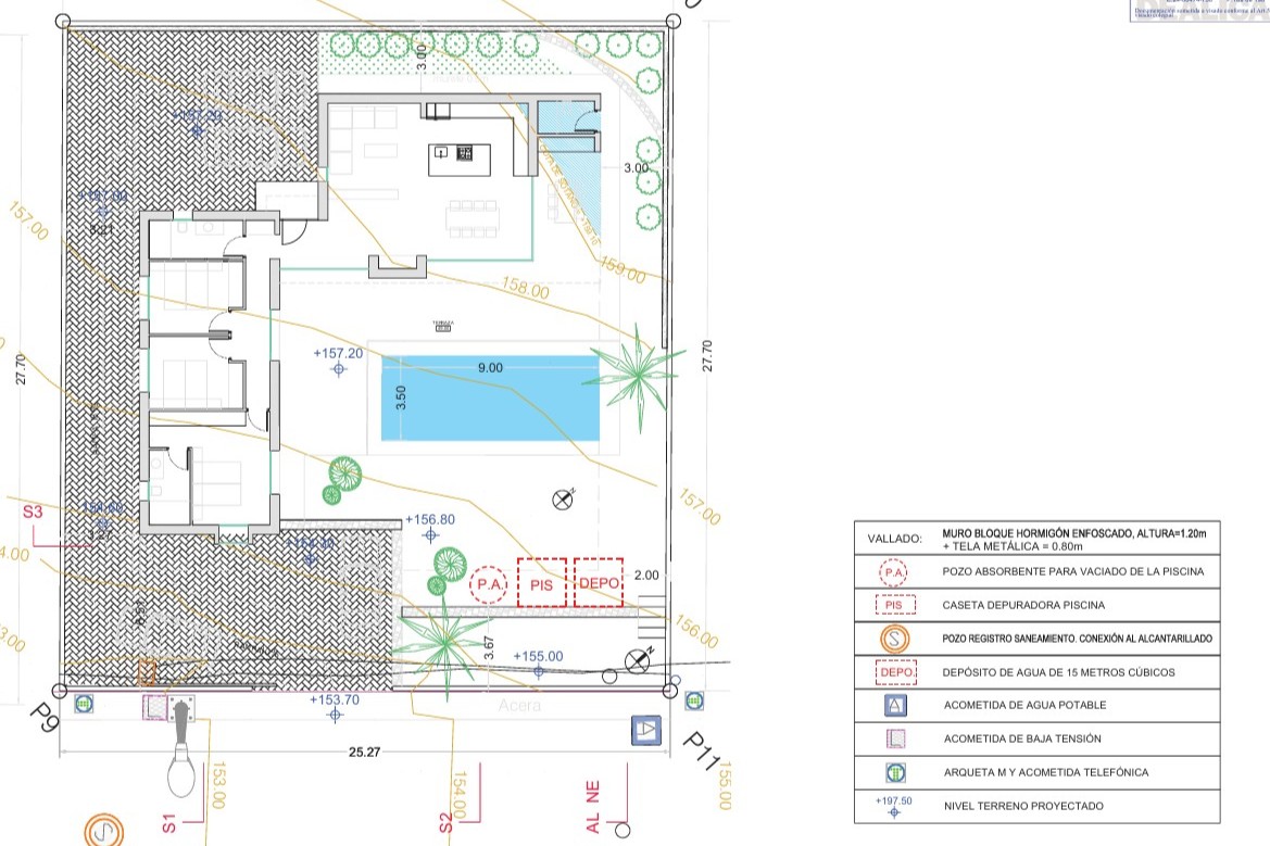 Plano técnico detallado de la villa que muestra la distribución en L, la piscina de 9x3,5 metros, las tres habitaciones y las especificaciones de la parcela.
