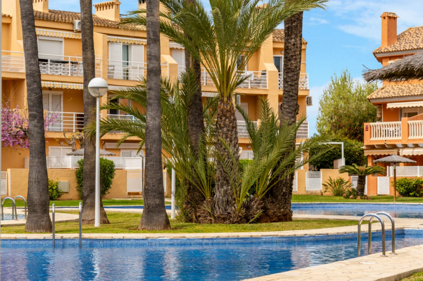 Apartamento en planta baja en Dénia con piscina y terraza privada