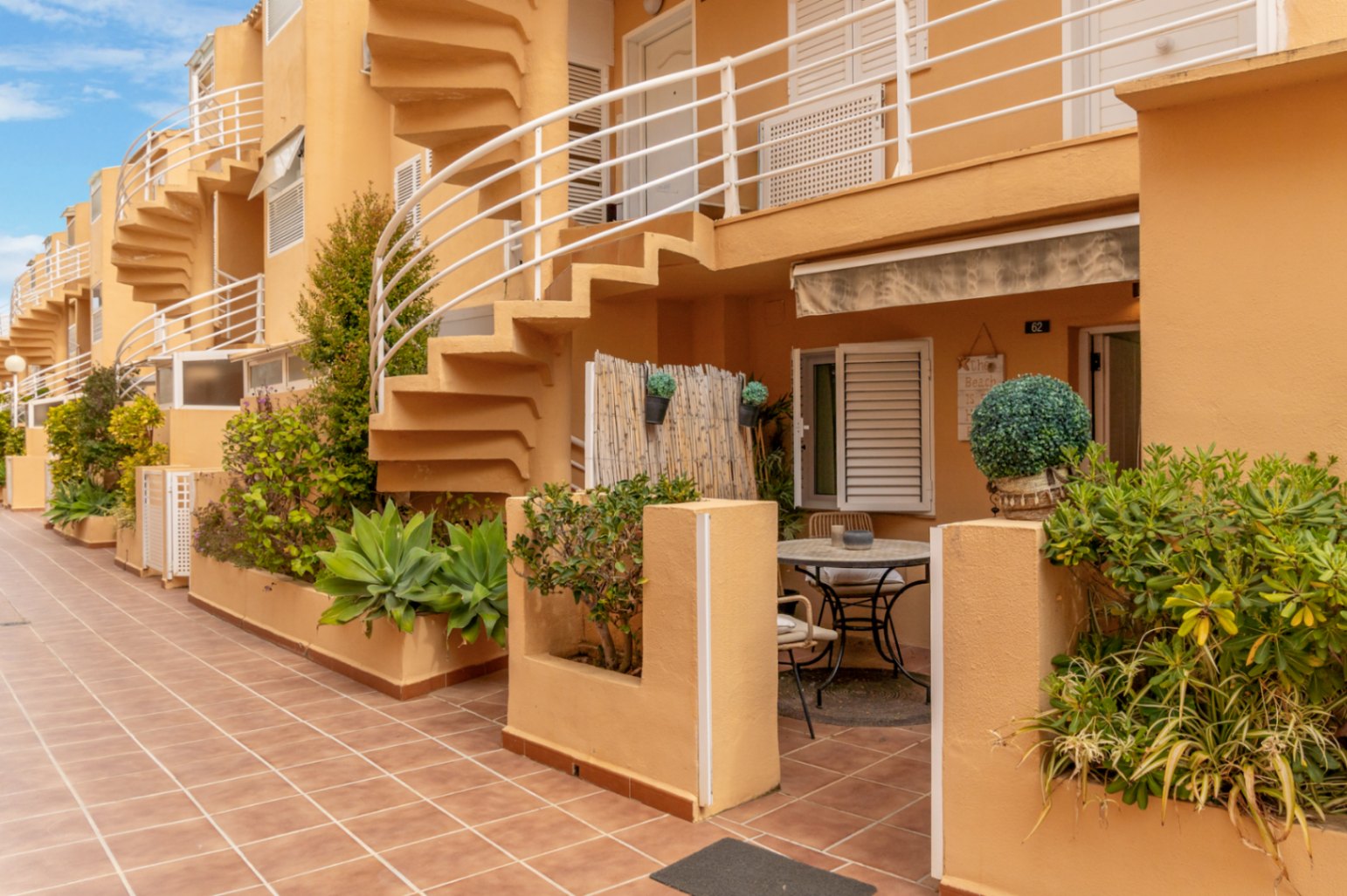 Apartamento en planta baja en Dénia con piscina y terraza privada