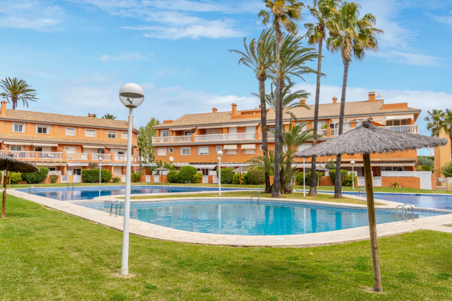 Apartamento en planta baja en Dénia con piscina y terraza privada
