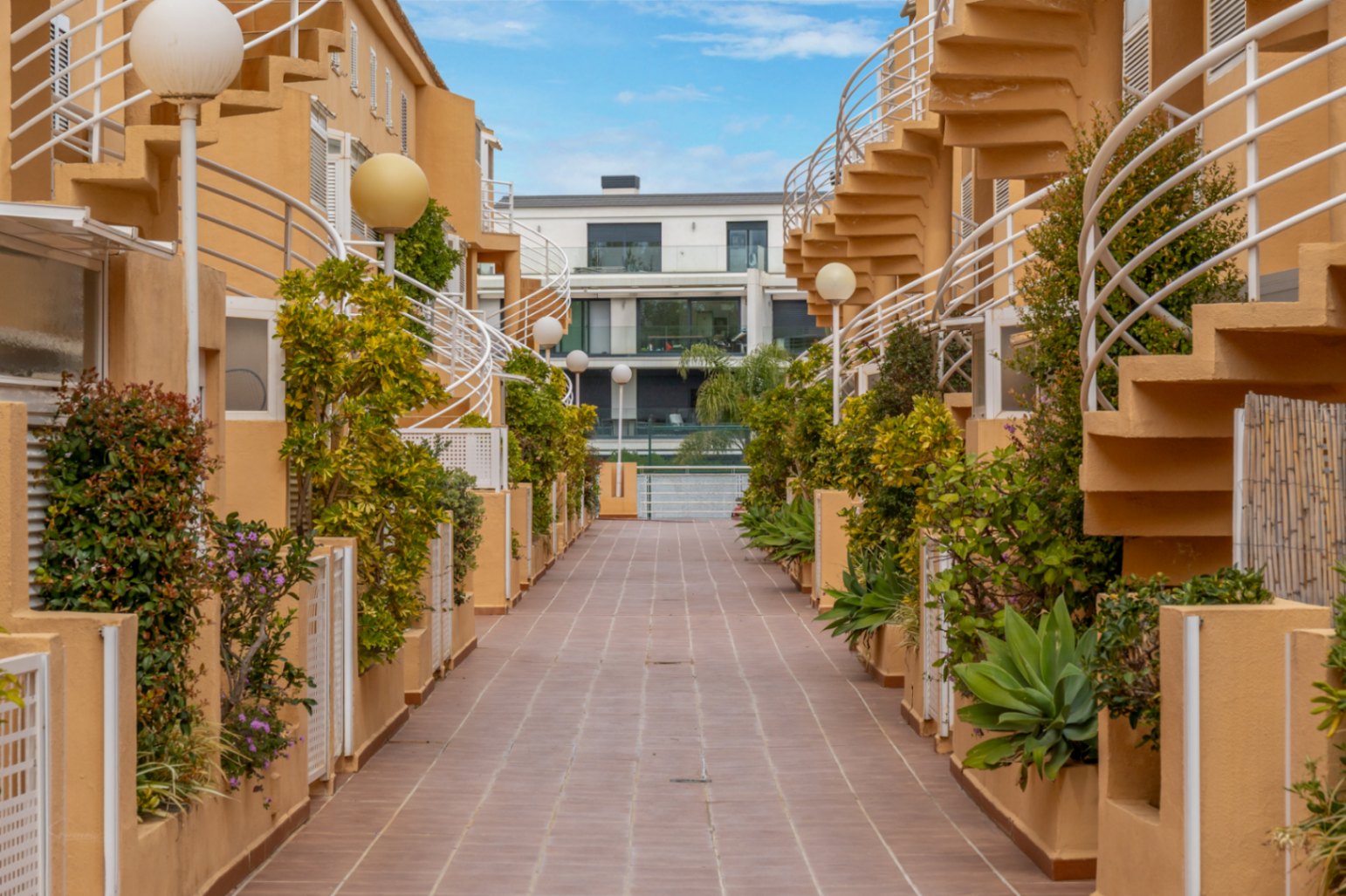 Apartamento en planta baja en Dénia con piscina y terraza privada
