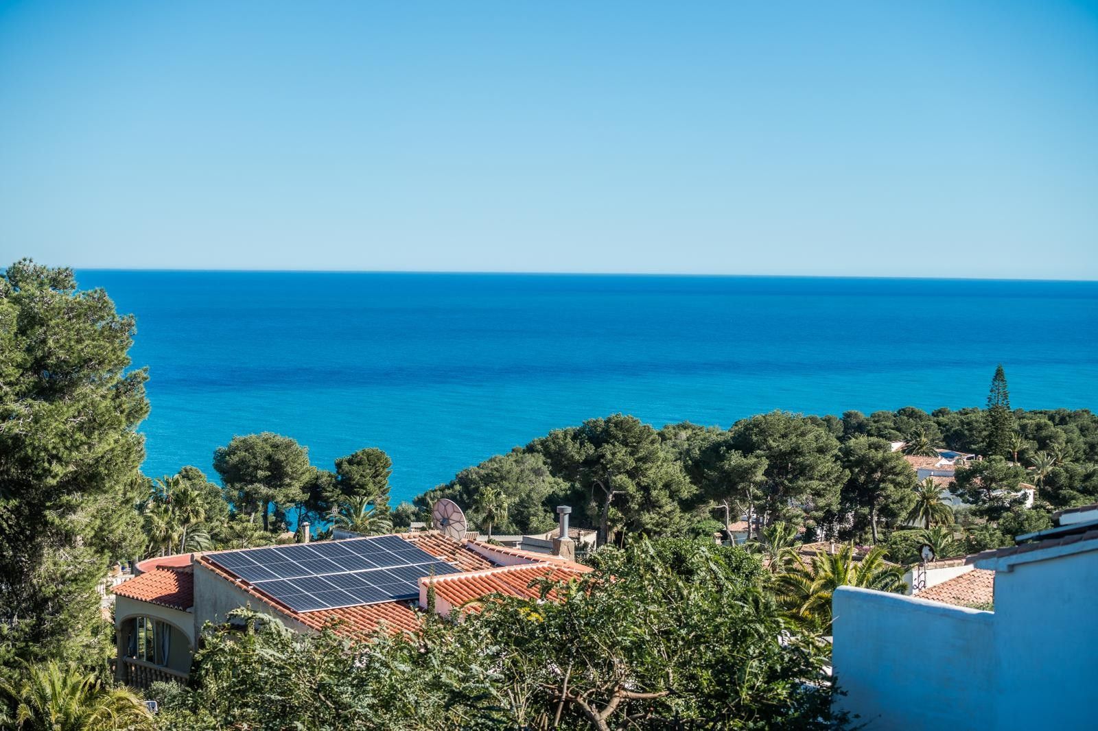 Vistas panorámicas al mar Mediterráneo desde Balcón al Mar, con un entorno natural de pinos y viviendas equipadas con paneles solares para mayor eficiencia.