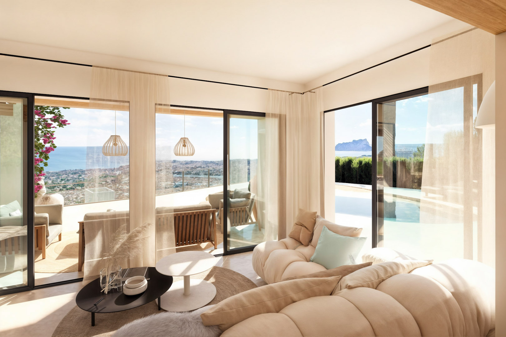 Salón con grandes ventanales que ofrecen vistas panorámicas al mar y al Peñón de Ifach, conectando con una terraza amueblada y piscina infinita.