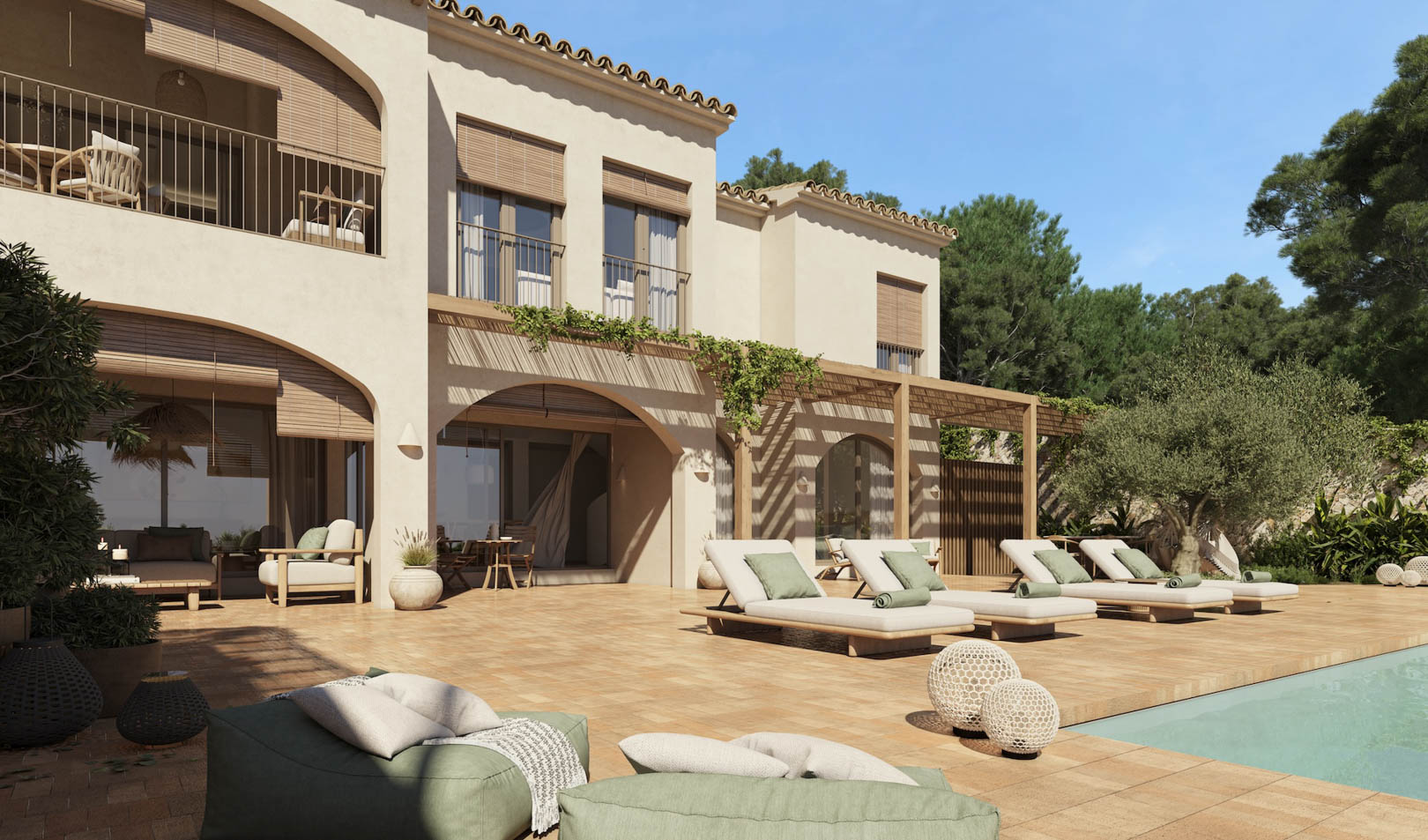 Exterior de la villa con terraza de terracota, piscina y pérgolas de madera. La fachada presenta arcos tradicionales, tumbonas modernas y un olivo integrado en el paisaje.