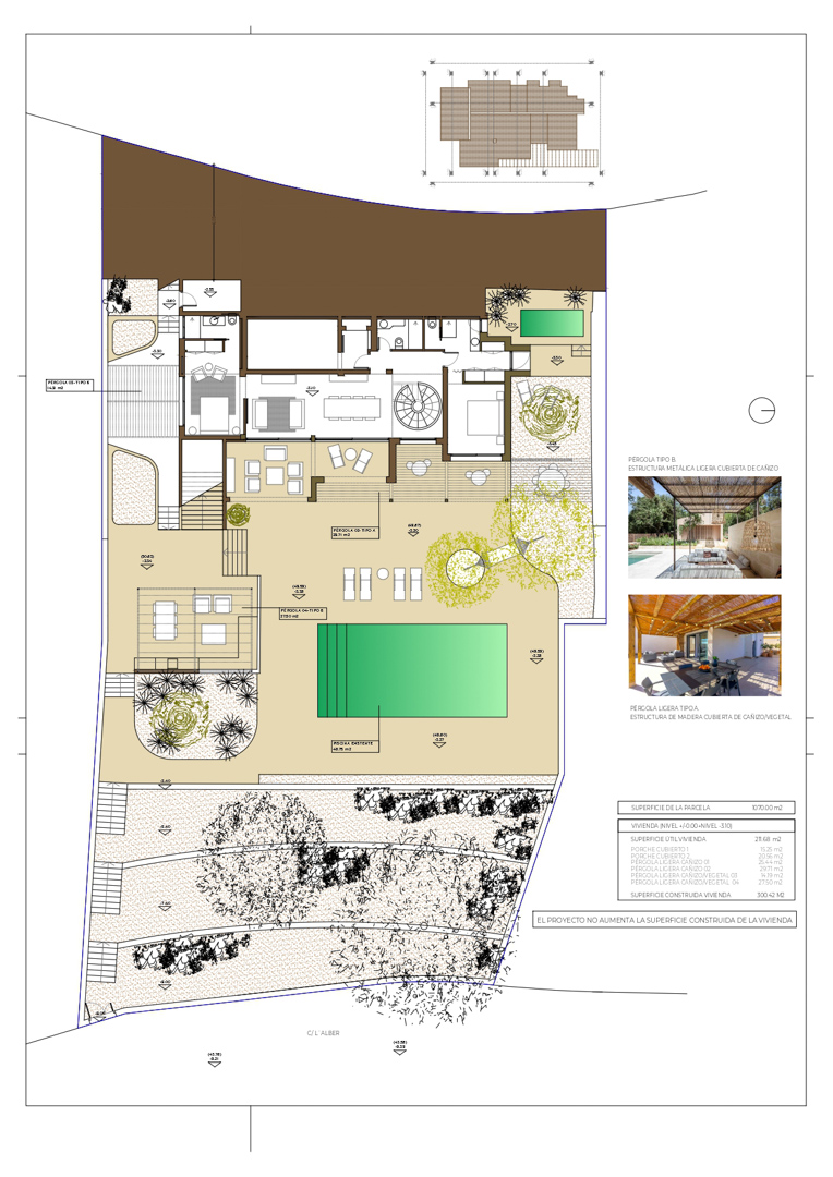 Plano detallado del proyecto de renovación que muestra la distribución de la vivienda, las amplias terrazas con pérgolas y la zona de piscina integrada en la parcela de 1070 m2.