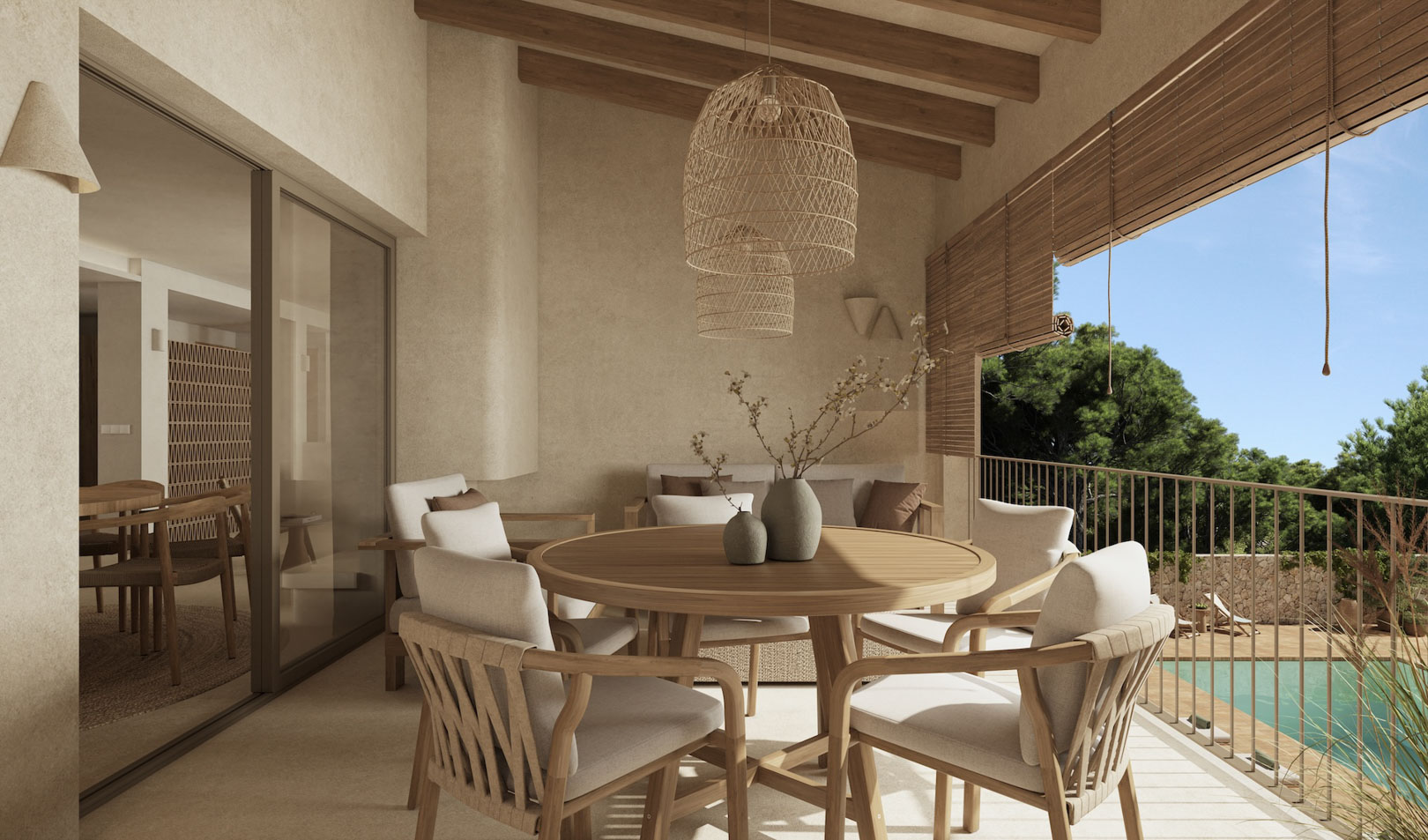 Terraza cubierta con vigas de madera vista, comedor exterior y lámparas de fibras naturales con vistas a la piscina y al entorno arbolado de La Fustera.