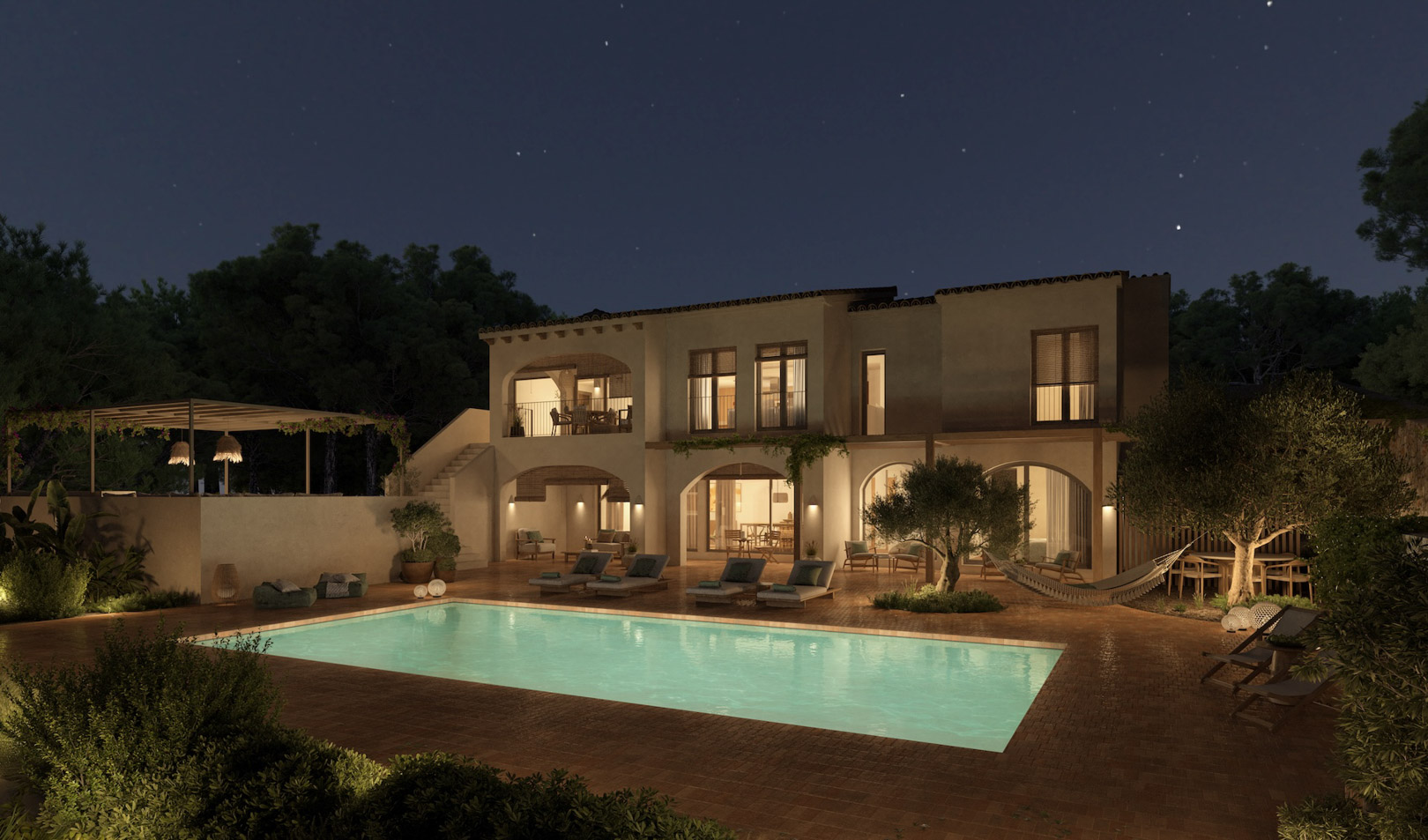 Vista nocturna de la villa con piscina iluminada, terraza de terracota y arcos mediterráneos. Incluye pérgola de madera, zona de comedor exterior y paisajismo con olivos.