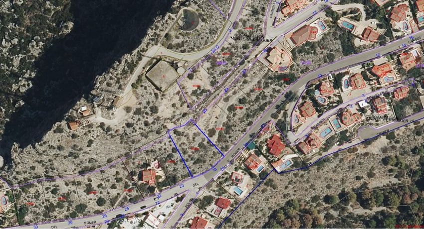 Vista aérea de la parcela urbana, delimitada en azul, ubicada junto a la calle 'ROMER' en la urbanización Monte Pedreguer. Se aprecia el terreno sin desarrollar y propiedades residenciales cercanas. Vista aérea de la parcela urbana, delimitada en azul, ubicada junto a la calle 'ROMER' en la urbanización Monte Pedreguer. Se aprecia el terreno sin desarrollar y propiedades residenciales cercanas.
