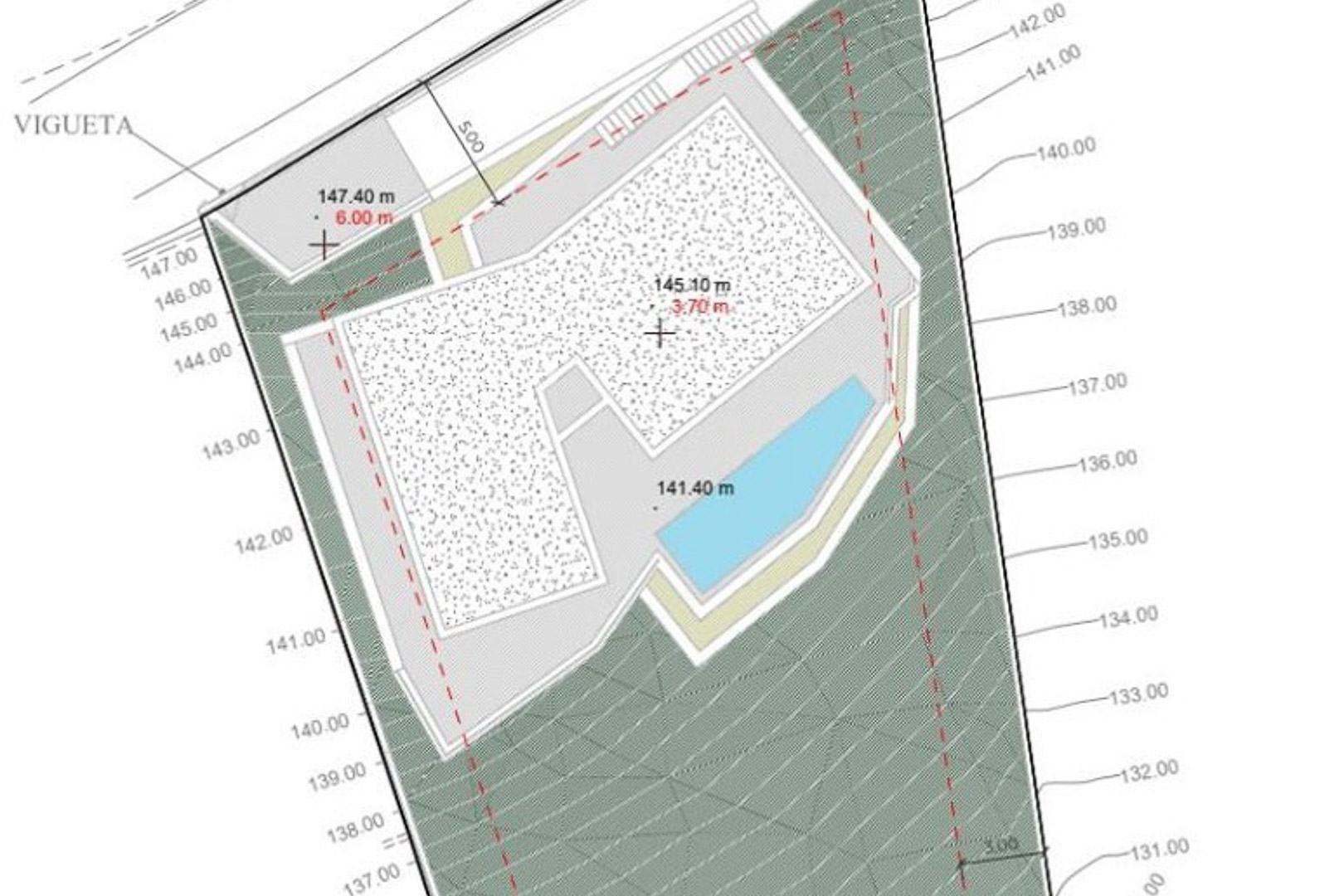 Plano técnico de emplazamiento que detalla la huella de la villa, la ubicación de la piscina y las curvas de nivel topográficas de la parcela en Pedreguer.