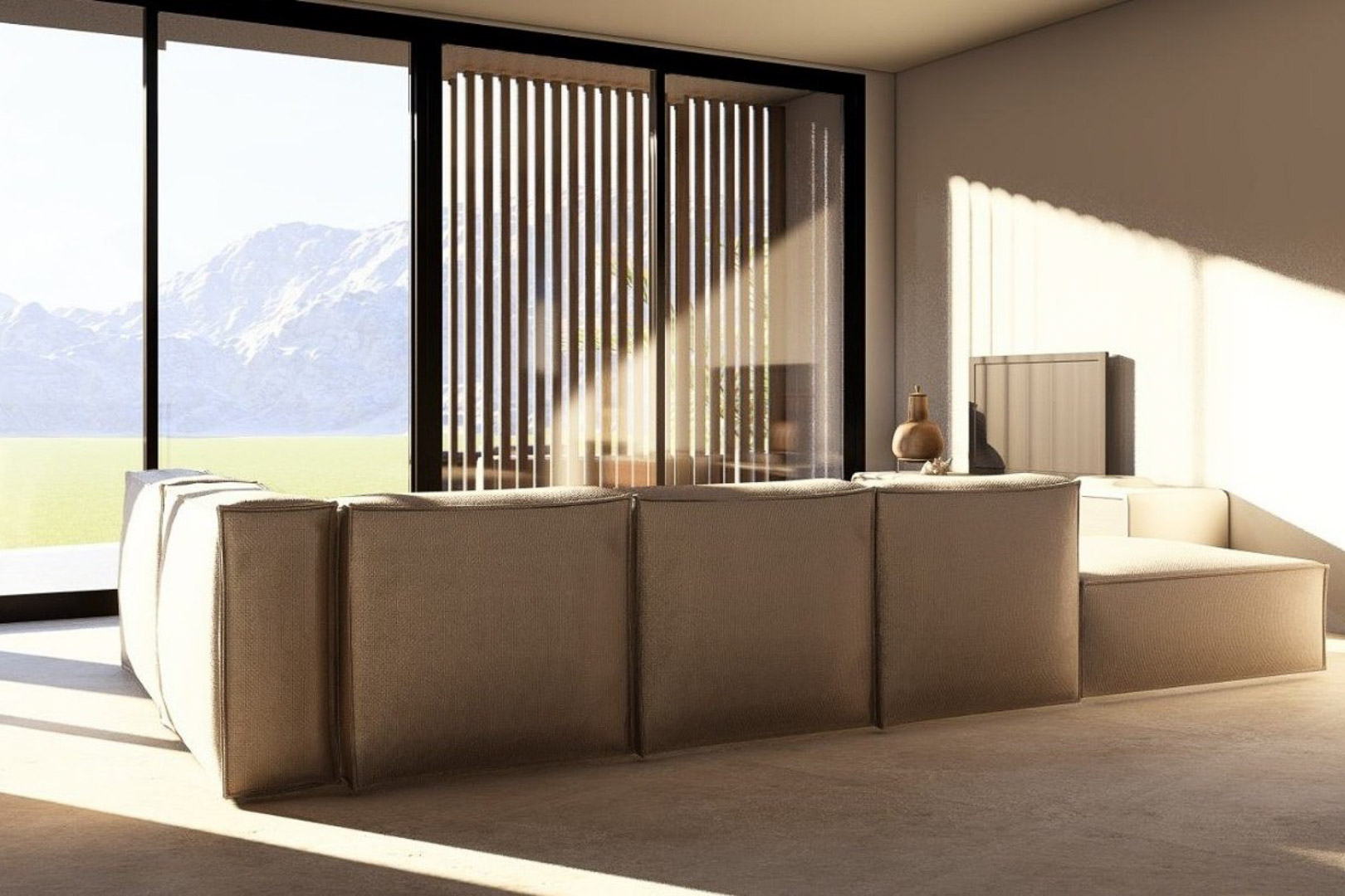Salón luminoso con sofá modular en tonos tierra, grandes ventanales de suelo a techo y vistas panorámicas a las montañas con celosía de madera exterior.