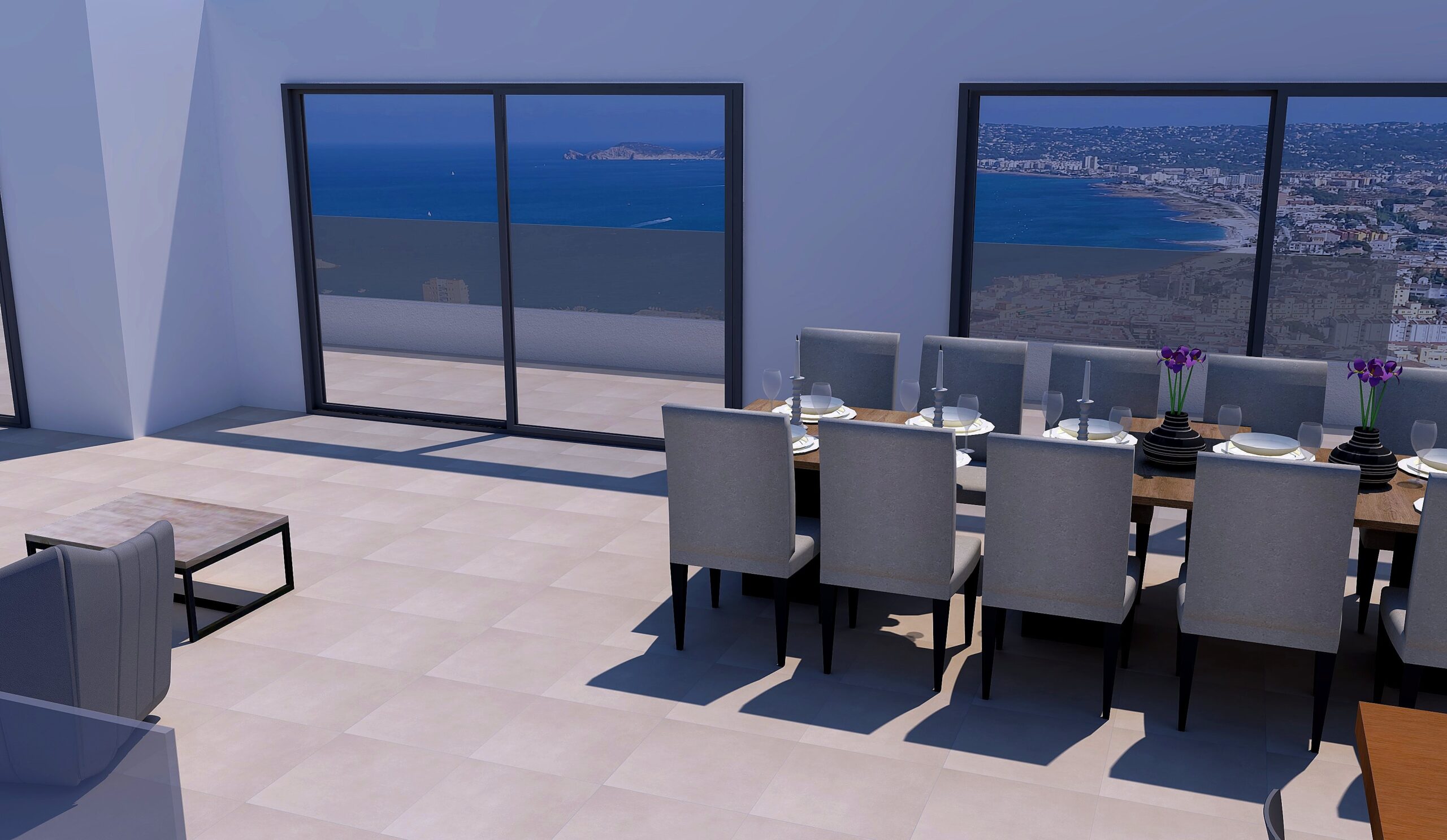 Comedor integrado en el salón con mesa de madera y amplios ventanales correderos que ofrecen vistas panorámicas al mar y a la bahía de Jávea.