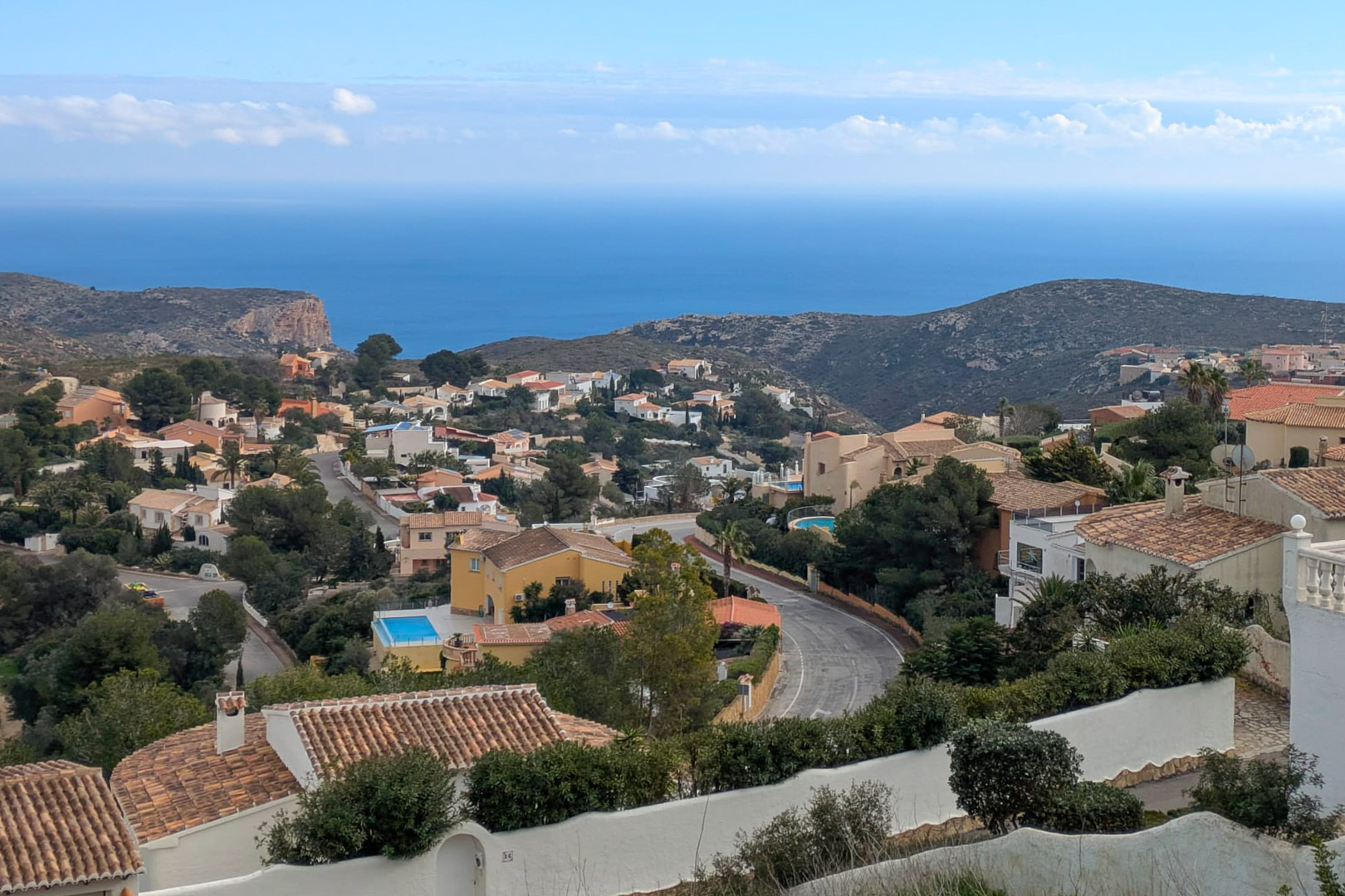 Vistas panorámicas desde Cumbre del Sol hacia el mar Mediterráneo, mostrando la urbanización consolidada y el entorno natural de acantilados en la Costa Blanca.