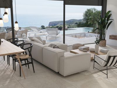 Salón luminoso con vistas al mar, comedor con sillas de diseño y acceso a terraza con piscina infinita.
