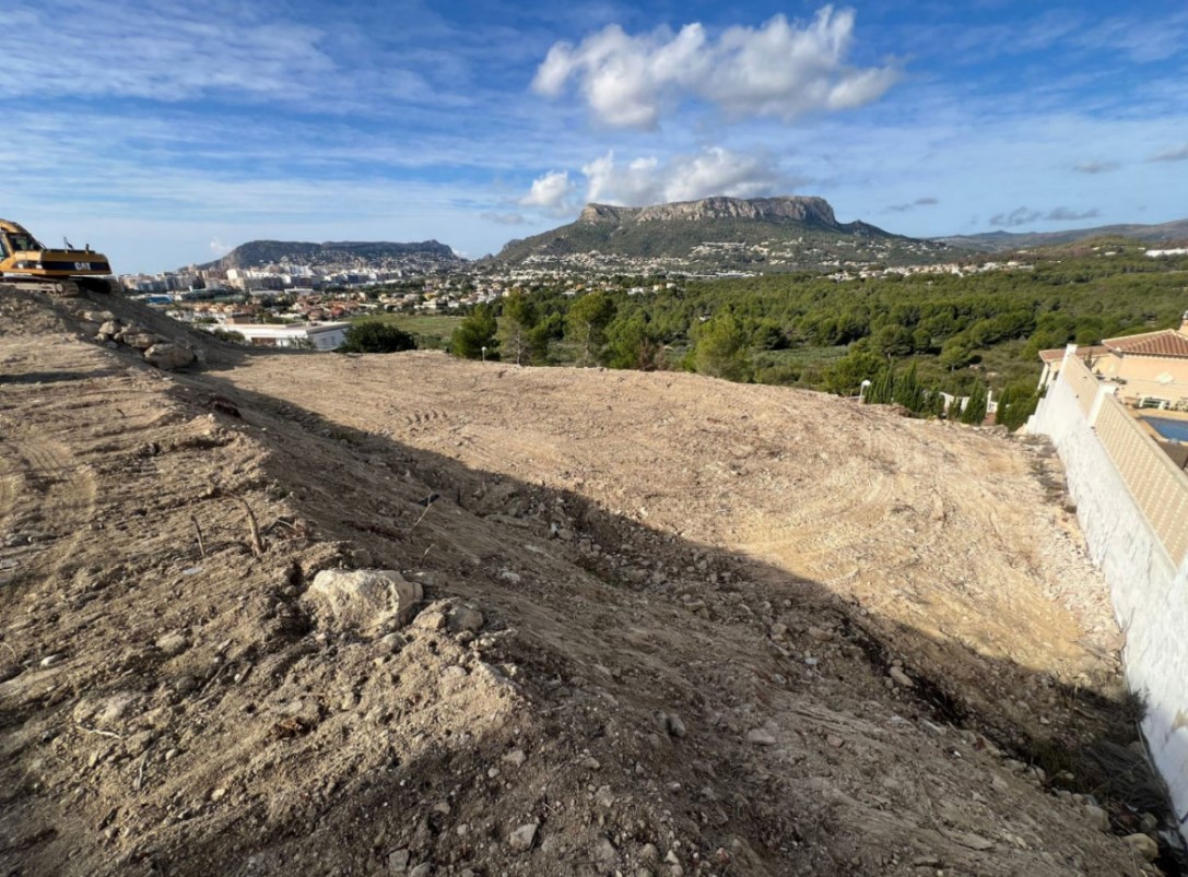 Parcela en fase inicial de construcción con vistas despejadas al Peñón de Ifach, el casco urbano de Calpe y las montañas circundantes.