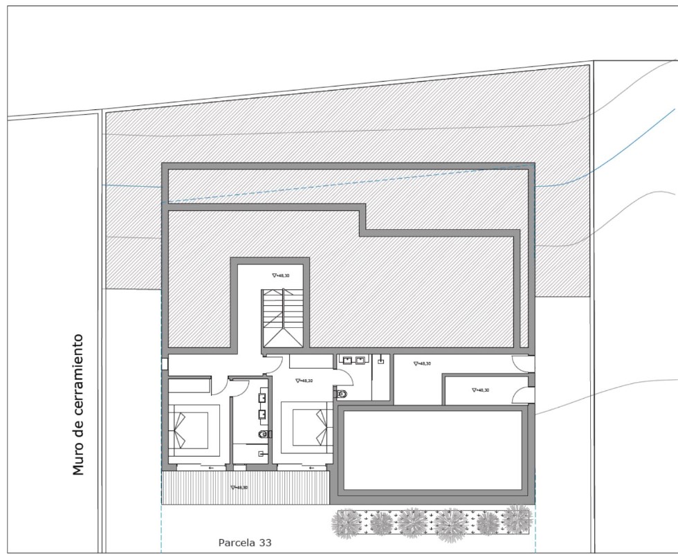Plano técnico detallado que muestra la distribución de dos dormitorios con baños en suite, una escalera central y una amplia zona de terraza exterior en la Parcela 33.