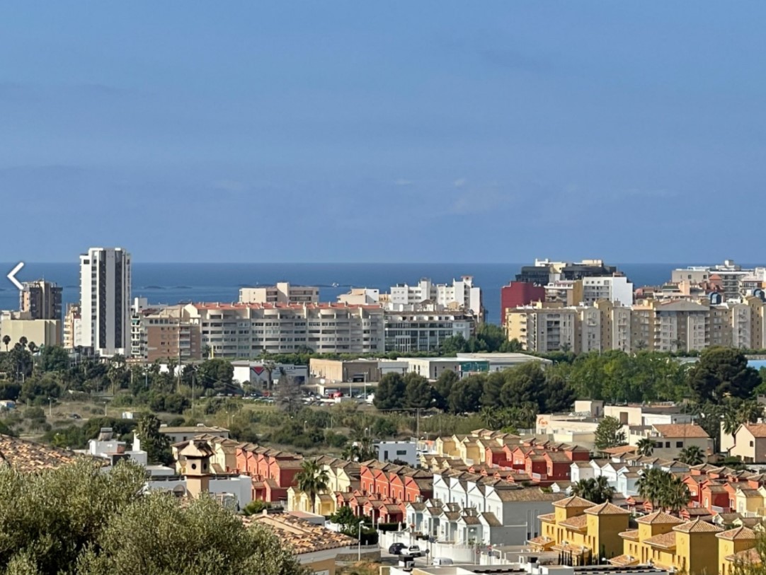 Vistas panorámicas desde la propiedad hacia el casco urbano de Calpe, destacando la arquitectura costera y el mar Mediterráneo en el horizonte bajo un cielo despejado.