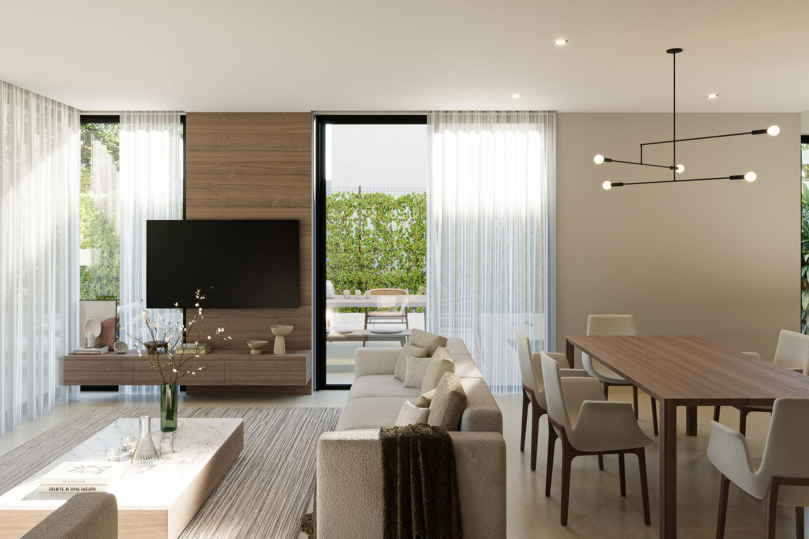 Salón-comedor integrado con panelado de madera, mesa de mármol y amplios ventanales que conectan con la terraza exterior y el jardín privado.