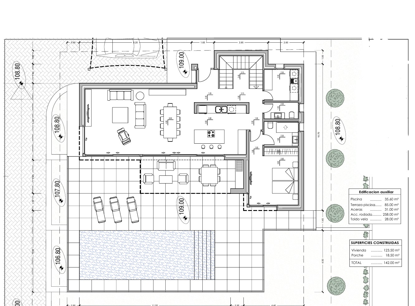 Plano técnico detallado de la planta baja que muestra el salón-comedor con cocina abierta, un dormitorio en suite y la amplia zona exterior con piscina y terraza.