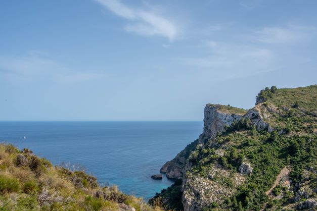 Vistas panorámicas a los acantilados de la costa mediterránea y al mar azul desde el entorno natural de Cumbre del Sol.