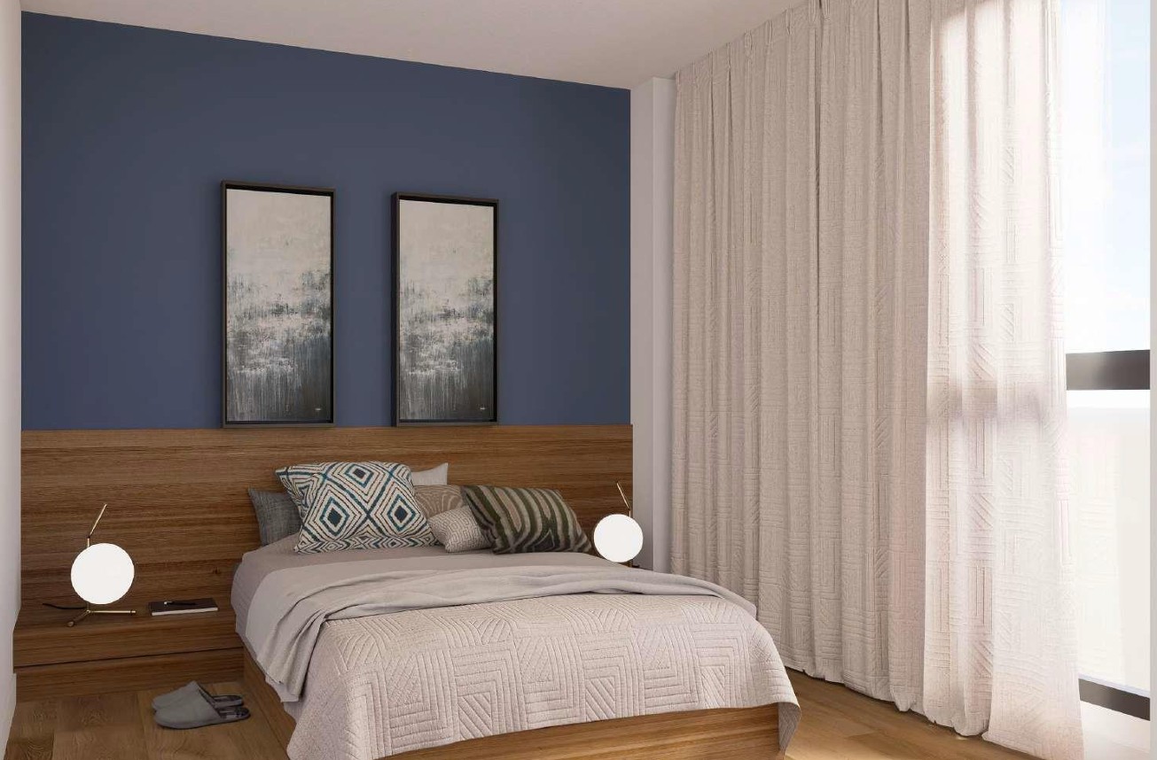 Dormitorio de diseño contemporáneo con pared de acento azul, cabecero de madera integrado y amplios ventanales con cortinas texturizadas de suelo a techo.