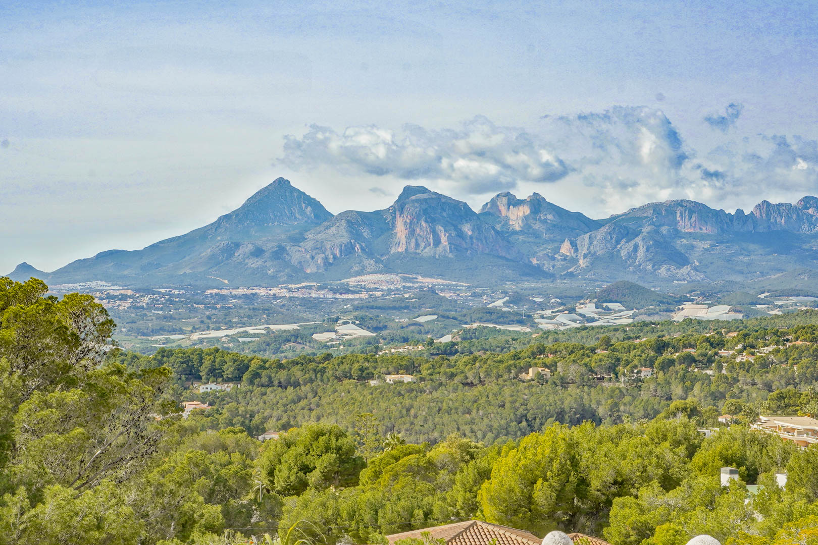 Vistas panorámicas a las montañas de Puig Campana y Sierra Aitana desde la propiedad, rodeada de un frondoso bosque de pinos y paisajes naturales de Altea.