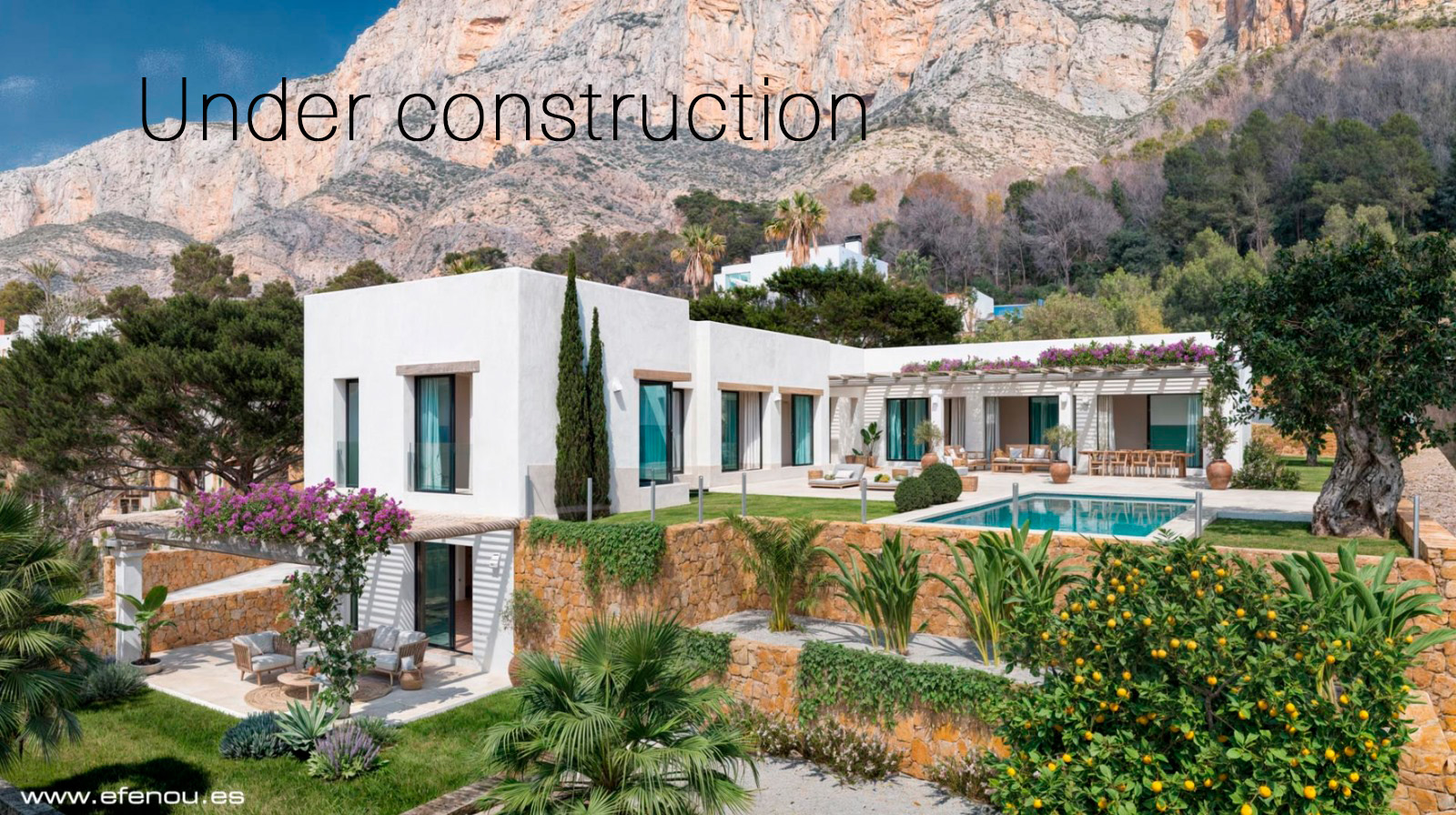 Exterior de la villa con fachada blanca, piscina integrada y terrazas con pérgolas, rodeada de muros de piedra natural bajo el macizo del Montgó.