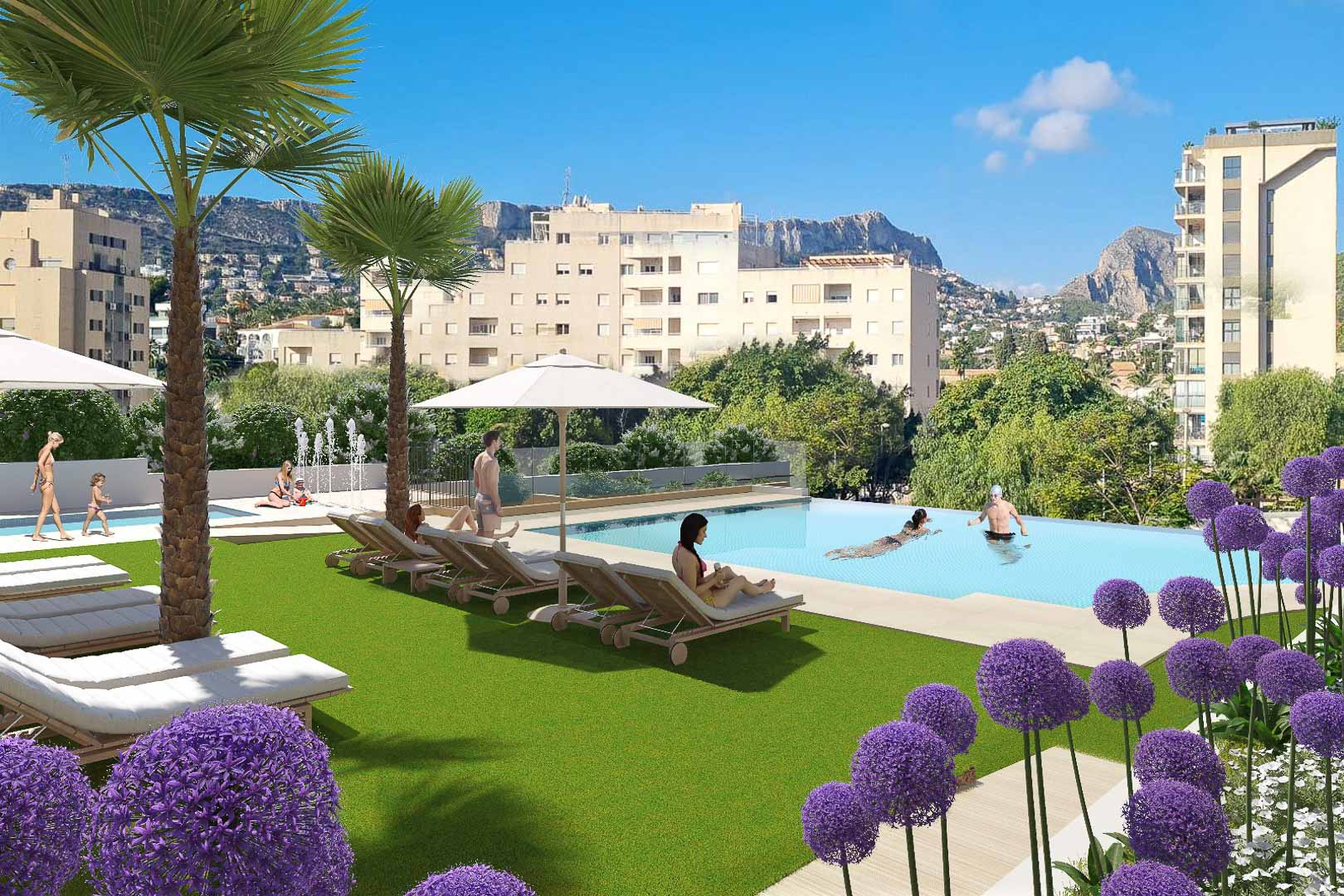 Piscina infinity rodeada de césped, tumbonas y vegetación mediterránea, con vistas panorámicas al entorno urbano y las montañas de Calpe.