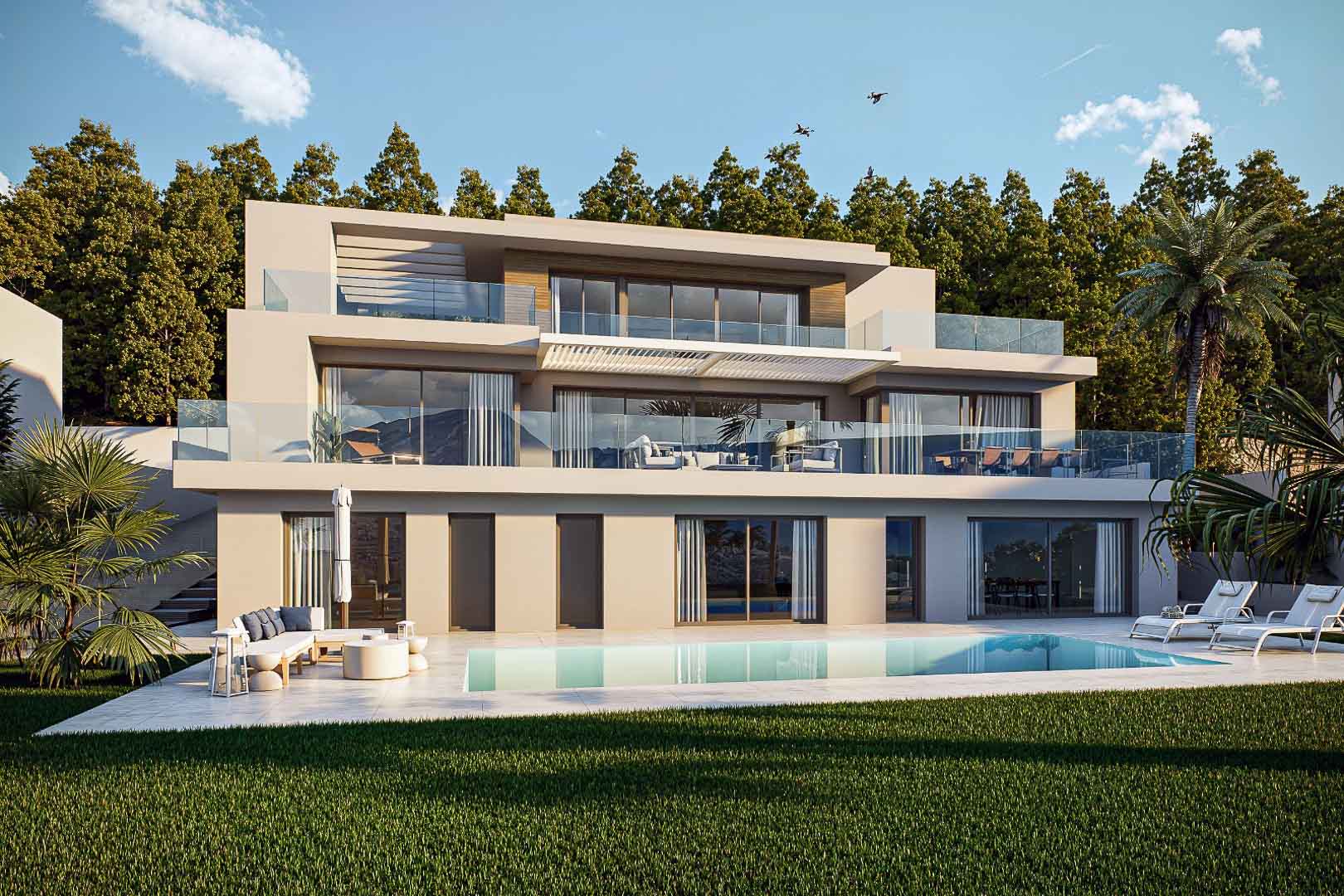 Fachada de tres niveles con grandes ventanales, terrazas con barandillas de cristal y una piscina rectangular rodeada de césped y pavimento porcelánico en Altea Hills.