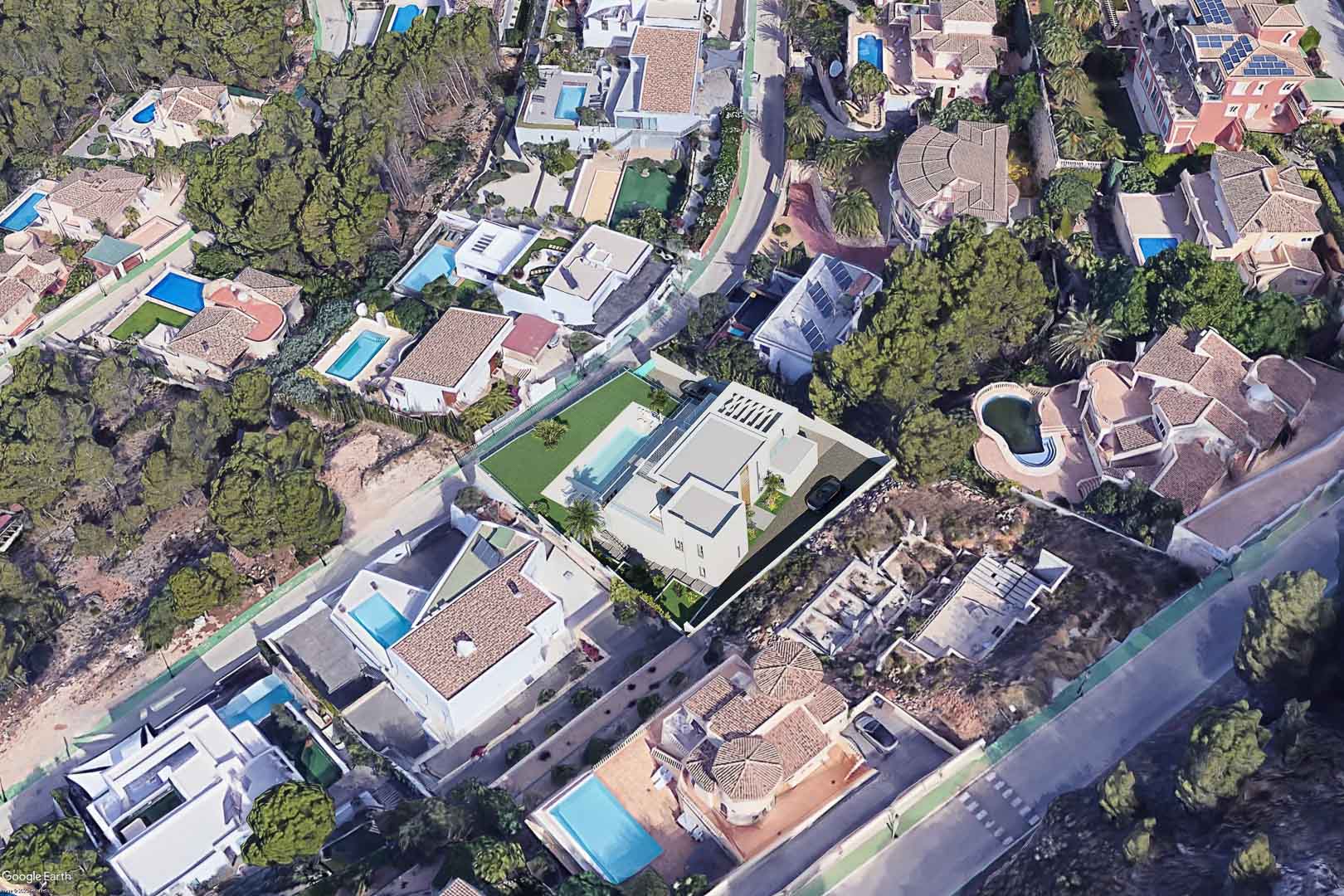 Vista aérea de la villa en Altea Hills, destacando su arquitectura moderna de volúmenes blancos, piscina privada y parcela ajardinada integrada en la ladera.