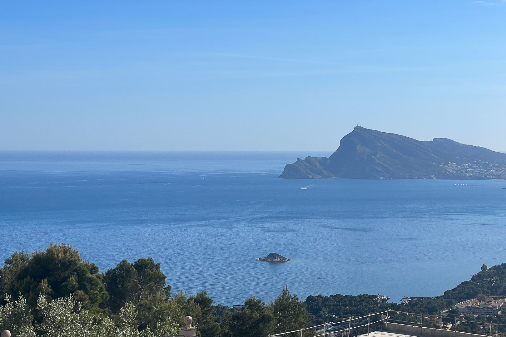 Vistas panorámicas al mar Mediterráneo y la Sierra Helada desde Altea Hills. El entorno natural destaca por la vegetación de pinos y la costa de la Bahía de Altea.