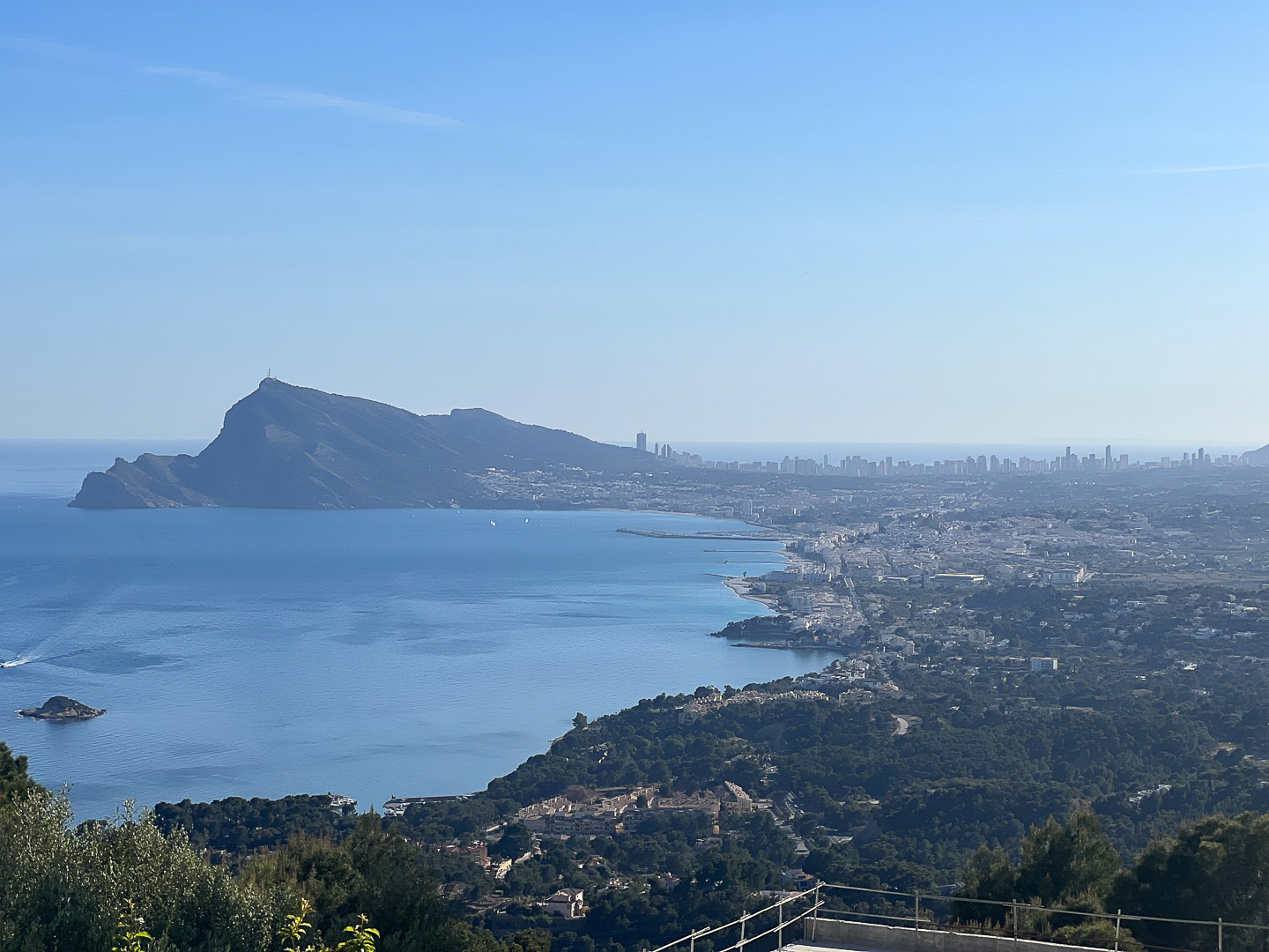 Vistas panorámicas desde Altea Hills hacia la bahía, destacando el perfil de Sierra Helada y el skyline de Benidorm sobre el mar Mediterráneo.